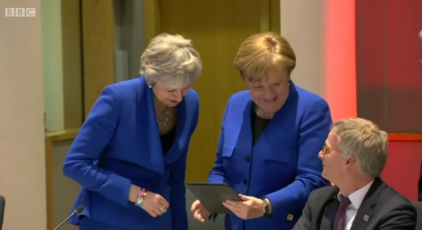 테레사 메이(왼쪽부터) 영국 총리와 앙겔라 메르켈 독일 총리, 도날드 투스크 EU 정상회의 상임의장이 10일(현지시간) 벨기에 브뤼셀에서 열린 긴급 정상회의에 앞서 담소를 나누고 있다. 사진 =BBC캡쳐