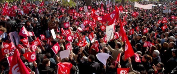 아랍의 봄 5주년을 맞아 시내로 나온 튀니지 국민들. 일자리가 늘어나고, 물가가 안정되는 `경제의 봄`이 오기를 바라고 있다.