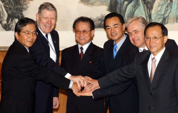 지난 2003년 8월 27일 중국 베이징에서 열린 제1차 6자회담에 참석한 양국 수석 대표단. 사진=연합뉴스
