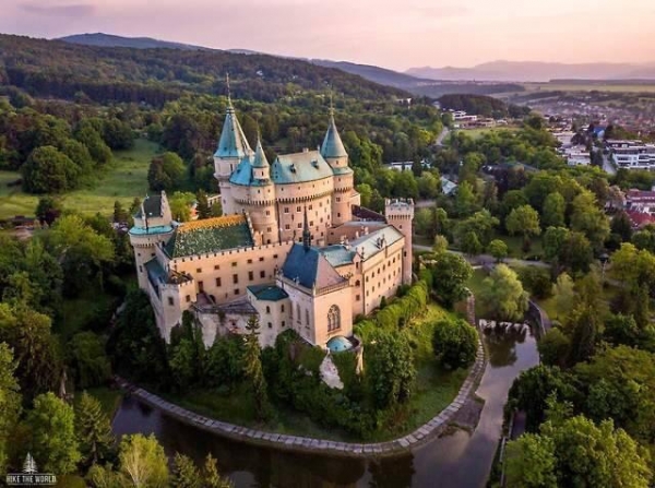 중부유럽에서 가장 아름다운 성으로 꼽히는 보이니체 성. 여름철 한밤의 귀신투어로 유명하다.