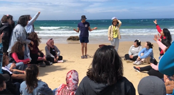 부르기바 어학원에 다니는 튀니지 젊은이들이 해변에서 K-POP 노래 맞추기 놀이를 하고 있다. 사진= 김수린 통신원