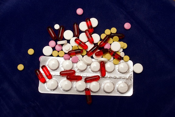 저자는 약물들에 작용하는 공권력의 역할을 의심한다. 대중을 통제하는 수단으로서 약물을 이용하거나 최소한 오남용하도록 외면하는게 아닐까. 사진=pixabay