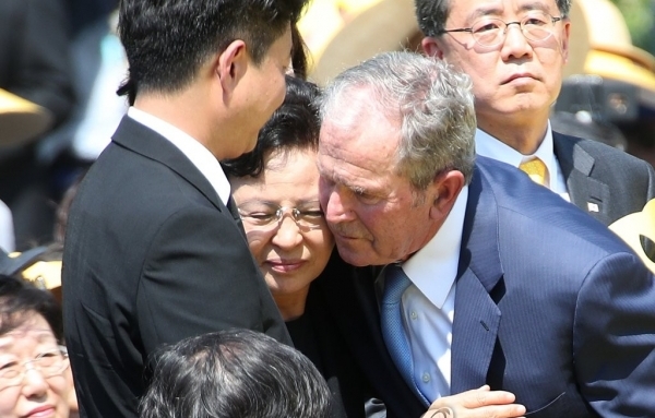 ​조지 W.부시 전 미국 대통령(오른쪽)이 노무현 전대통령의 아들 노건호씨를 위로하고 있다. 사진=연합뉴스​