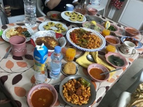 라마단 기간중에 금식을 마치고 하는 첫 식사 '이프타르'. 가정에서 준비하는 식단에는 스프, 채소와 단백질이 많은 요리를 주로 먹는다. 사진= 김수린 통신원