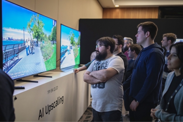 지난달 31일(현지시간) 'QLED 8K' 테크세미나에 참가한 업계 전문가들이 QLED 8K TV의 AI 업스케일링(고화질변환) 기능을 살펴보고 있다. 사진제공=삼성전자