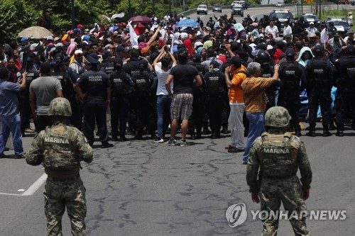 멕시코 군인들이 미국으로 이동하려는 중미 출신 이민자 행렬(캐러밴)을 막고 있다. 사진=AP연합뉴스