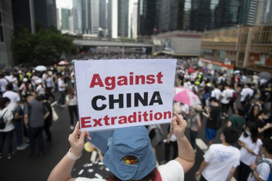 중국 반환이후 최대규모 시위를 벌이고 있는 홍콩. '범죄인 인도송환법'에 반대하는 이 시위해 '임을 위한 행진곡'이 울려퍼졌다.