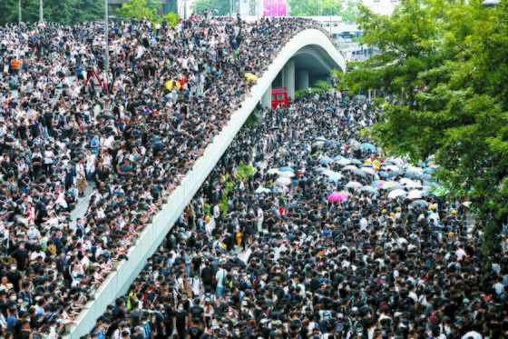 송환법 제정 문제를 놓고 벌어진 홍콩시위에 지난 16일 200만명이 참가했지만 무혈충돌은 일어나지 않았다. 사진은 시위가 한창인 홍콩 시내 모습. 사진=연합뉴스.