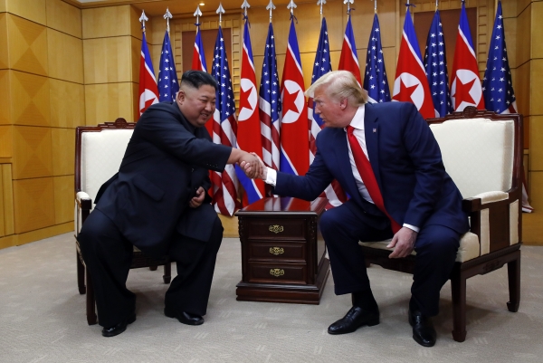 도널드 트럼프 미국 대통령과 김정은 북한 국무위원장이 1일 판문점 남측 '자유의집'에서 열린 정상회담에서 악수하고 있다. 사진=연합뉴스
