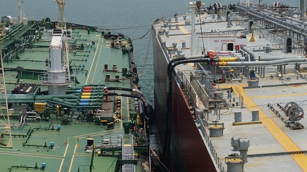 SK트레이딩인터내셔널이 임차한 선박(왼쪽)이 해상 블렌딩을 위한 중유를 다른 유조선에서 수급 받고 있다. 사진제공=SK이노베이션