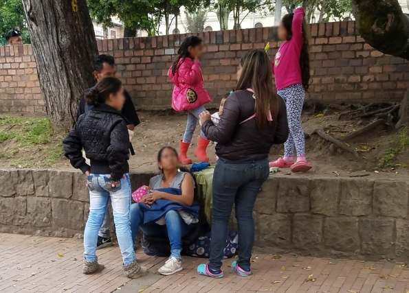 ​집없는 천사들. 콜롬비아 수도 보고타 거리 곳곳에선 국경을 넘어온 베네수엘라출신 난민들을 볼 수 있다. 난민 가정의 아이들은 학교갈 생각은 꿈도 못꾸고 밖에서 먹고 자고, 뛰어논다. 사진=권영일 통신원.