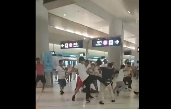 지난 21일 홍콩시내서 평화적 시위를 마친 후 윤롱역에서 지하철을 기다리던 시민들을 흰옷을 입은 무장괴한들이 갑자기 나타나 무차별 구타하고 있다. 사진=린줘팅 홍콩 입법회 의원 동영상 캡쳐.