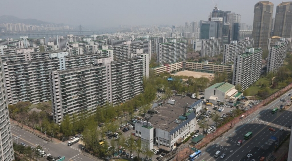 민간택지 분양가상한제 적용이 임박한 가운데 서울 잠실과 목동 등의 집값은 다소 올랐다. 사진은 잠실주공5단지 모습. 사진=연합뉴스