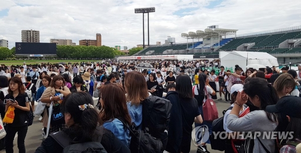 BTS 일본 스타디움 투어 첫날 공연이 펼쳐진 지난 6일 일본 오사카 '얀마 스타디움 나가이' 앞 운동장. BTS 굿즈(기념품) 판매장 주변에 기념품을 사려는 수많은 팬들이 모여있다. 사진= 연합뉴스