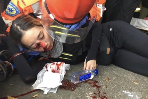 어제 11일 침사초이에서 벌어진 시위에 참여한 한 여성이  경찰이 쏜 체류탄을 맞고 쓰러져 피흘리고 있다. 사진= 짐호영 홍콩통신원.