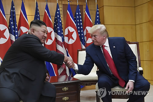 지난 6월말 판문점에서 회동하고 있는 김정은 북한 국무위원장과 도널드 트럼프 미 대통령. 사진=AP연합뉴스