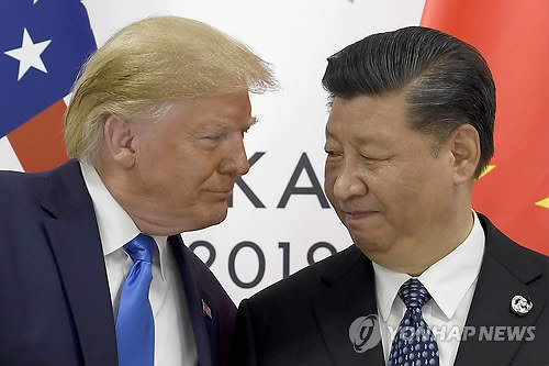 도널드 트럼프(왼쪽) 미국 대통령과 시진핑 중국 국가주석이 지난 6월29일 G20회의가 열린 일본 오사카에서 양국 정상회담을 가졌다. 정상회담에 앞서 두 정상이 얼굴을 마주한 모습이 카메라에 잡혔다. 사진=연합뉴스/AP.