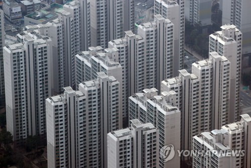 민간택지로 분양가 상한제 확대 적용 방침에 서울 재건축 단지의 상승세가 한풀 꺾인 반면 신축 아파트의 인기는 높아지고 있다. 사진=연합뉴스