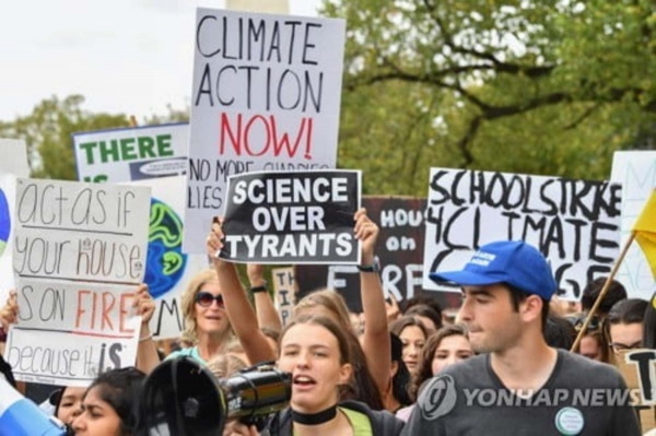 전세계적으로 기후변화 문제를 공론화해온 스웨덴의 10대 환경운동가 그레타 툰베리(가운데)가 지난 13일 미국 백악관 앞에서 환경보호를 촉구하는 시위에 동참했다.