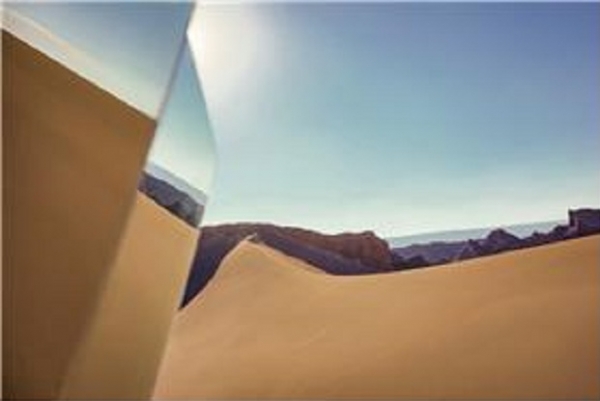 남영주作 '아따까마사막'은 주제인 뾰족한 사막언덕과 그 언덕의 중간 부분과 보이지 않는 끝부분을 거울로 끌고 와서 새로운 공간을 창출하고 있다. 사진=갤러리브레송.