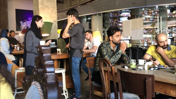 이란 테헤란 한 음식점에 있는 테헤란 시민들의 모습. 오랜 경제 제재로 생활이 피폐해졌지만,  문명인다운 모습을 꿋꿋이 지키고 있다. 사진=김 혁 교수