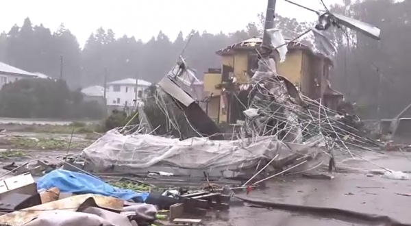 일본 치바(千葉)현 이치하라(市原)시에서 태풍 19호 하기비스 강풍과 호우 영향으로 주택이 무너지고 부상자가 발생했다. 사진=NHK