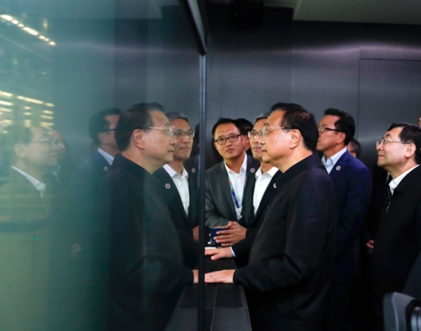리커창 중국 총리가 삼성 시안반도체 공장을 방문한 자리에서 현장 직원의 설명을 듣고 있다. 사진=중국정부망 홈페이지