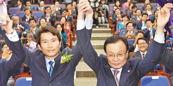 민주당의 이인영 원내대표(왼쪽)와 이해찬 당대표. 사진= 연합뉴스