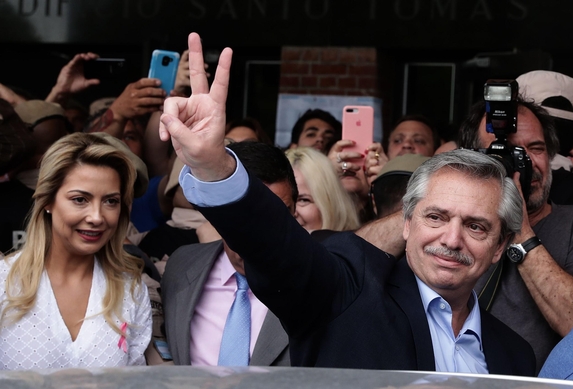 중도좌파 대통령 후보인 알베르토 페르난데스가 27일 투표를 마친 후 지지자들을 향해 승리의 표시를 흔들어 보이고 있다. 사진=AFP연합뉴스