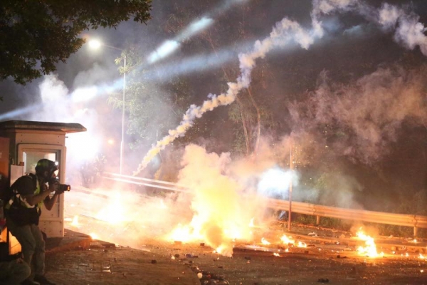 홍콩 언론은 12일 경찰은 중문대 시위 진압과정에서 1000개가 넘는 최루탄을 발사했다고 보도했다. 이날 경찰은 최루탄 발사 수칙도 어긴채 하늘을 향하지 않고 직격탄을 발사했다. 사진=Jim HorYeung 홍콩통신원.