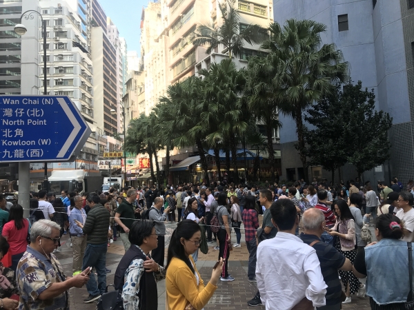 홍콩 시민들이 일요일이었던 24일 이른 아침부터 기초의회 투표를 위해 투표장 앞에 길게 줄 서 있다. 사진=Jim HorYeung 홍콩통신원.