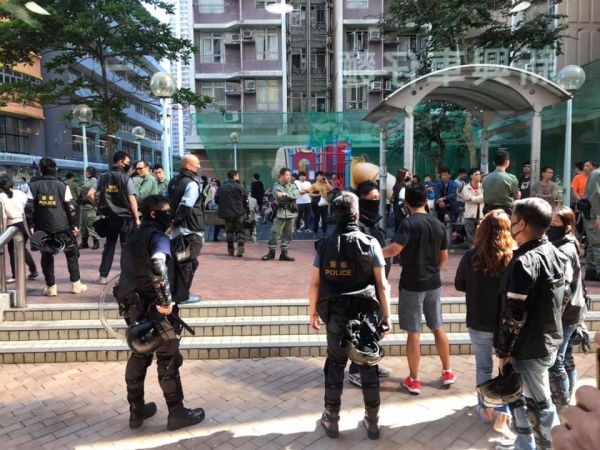 홍콩 경찰은 24일 구의원 선거당일 폭력시위나 투표 방해행위를 막기 위해 투표장 근처에 무장 경찰을 배치했다. 사진=Jim HorYeung 홍콩통신원.
