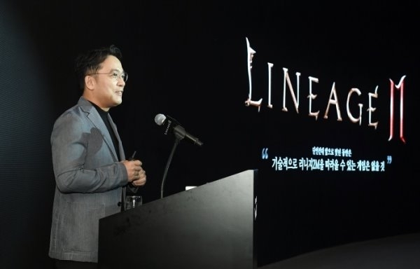 지난 9월 '리니지2M' 미디어 쇼케이스에서 새로운 기술들을 소개하는 김택진 엔씨소프트 대표. 사진제공=엔씨소프트