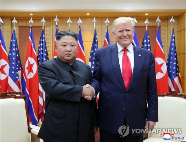 트럼프 대통령이 3일(현지시간)  '로켓맨'이라는 별명도 약 2년만에 다시 입에 올리면서 김정은 북한 국무위원장을 향해 비핵화 약속 준수를 촉구했다. 사진=연합뉴스