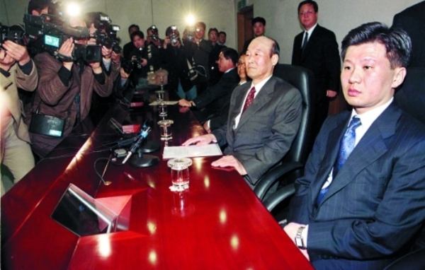 정세영(가운데) 명예회장이 1999년 3월5일 기자회견에서 현대차 경영 은퇴를 선언하던 모습. 당시 함께 자리했던 정몽규(오른쪽) HDC그룹 회장. 사진=연합뉴스