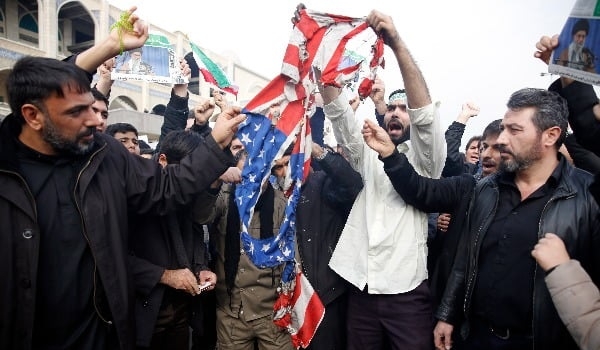 이란인들이 3일(현지시간) 수도 테헤란에서 열린 반미 시위에서 미국 성조기를 불태우고 있다. 사진=연합뉴스