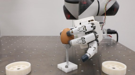 기계연구원이 개발한 로봇 손이 달걀을 들어 올리고 있다. 사진제공=기계연구원