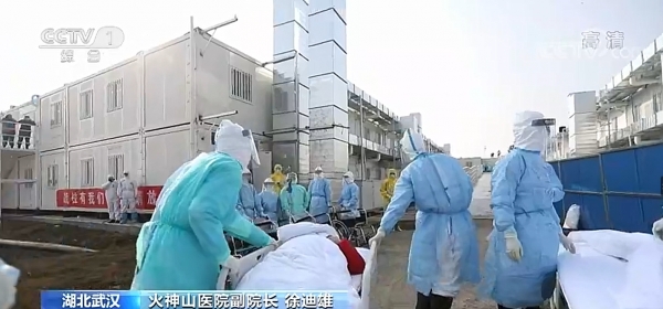 신종 코로나바이러스 감염 확진자와 사망자가 후베이성 우한에서 집중 발생하는 가운데 최근 완성한 임시병원으로 환자를 이송중이다. 사진=중국CCTV 화면캡처