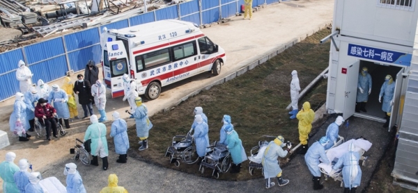 중국 우한에서 방호복을 입은 의료진이 최근 완공된 훠선산(火神山)병원으로 일부 환자를 이송중이다. 사진=AP/연합뉴스