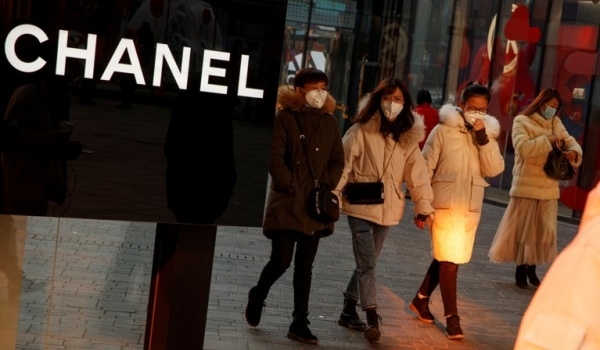 코로나19 발병으로 마스크를 쓰고 쇼핑하는 중국인들. 사진=로이터, 연합뉴스