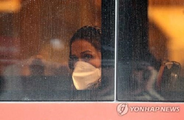 이란 테헤란에서 마스크를 쓴 한 여성이 버스에서 창밖을 내다보고 있다. 사진=연합뉴스