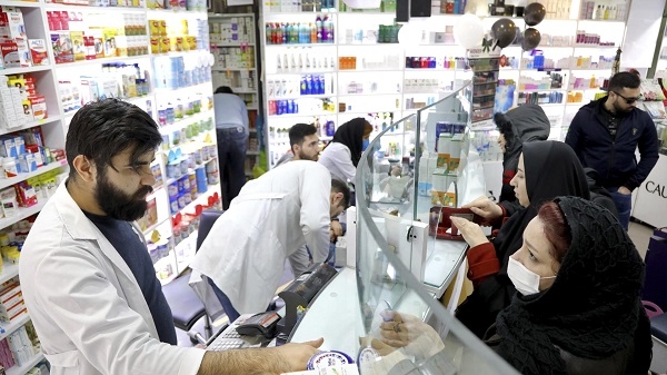 중동지역 한 약국에서 시민들이 마스크를 쓰고 의약품을 구매하고 있다. 사진=연합뉴스