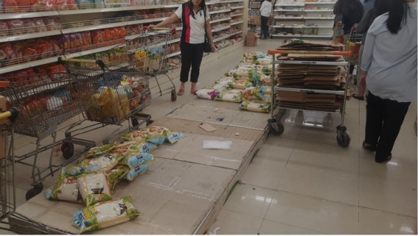 3월 2일 저녁 8시경 북부 자카르타 끌라빠가딩에 있는 디아몬 슈퍼마켓 모습. 늘 사람 키 높이로 수북이 쌓여 있던 산더미 같던 쌀푸대들이 바닥을 드러냈다. 사진= 배동선 통신원