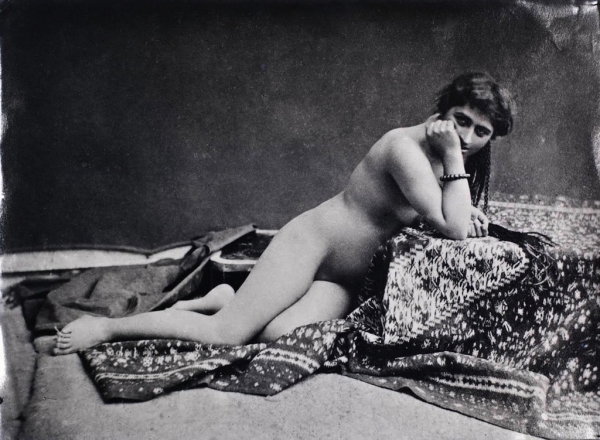 19세기 후반 유행했던 포르노 이미지의 자세를 취한 사진 작품. 당시 유명한 사진작가였던 앙투앙 세브리겡(Antoin Sevruguin)의 작품. 이 사진은 당대에도 음란물이라기보다는 사진 작품으로 인정받았다. 사진=레드브로스 DB.