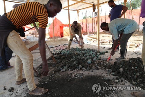 콩고민주공화국의 노동자들이 코발트를 생산하고 있다. 사진=연합뉴스