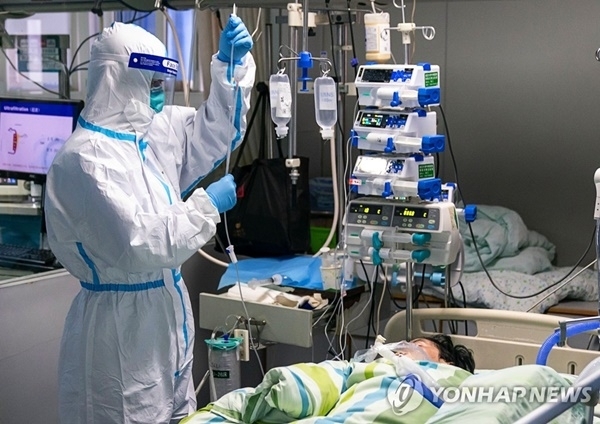 중국 후베이성 우한의 한 병원 집중치료실에서 보호복을 입은 의료진이 신종 코로나바이러스 감염증(우한 폐렴) 환자를 치료하고 있다. 사진=연합뉴스