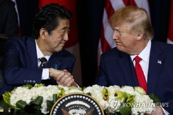 아베 신조 일본 총리(왼쪽)와 도널드 트럼프 미국 대통령(오른쪽)이 악수를 하고 있다. 사진=연합뉴스