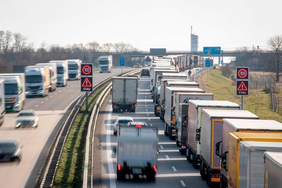 코로나19 확산으로 유럽 각국이 출입국 통제에 나서면서 물류 트럭들이 통관 절차를 기다리고 있다. 사진=연합뉴스