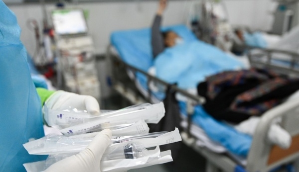 중국 후베이성의 한 병원에서 코로나19 환자가 치료받는 모습. 사진=연합뉴스