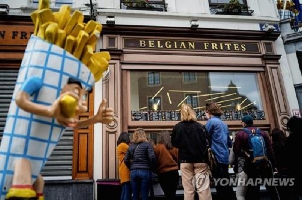 벨기에의 한 감자튀김 가게. 옆 가게는 문을 닫았으나 감자튀김 가게는 영업을 계속 하고 있다. 사진=연합뉴스